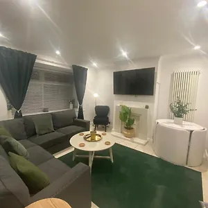 Charming 3-bed House Near Central Manchester